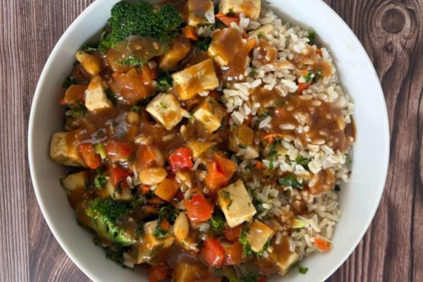 Kung Pao Tofu Bowl with Red Pepper, Broccoli, Carrots and Toasted Peanuts (Main 3)